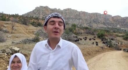 18 yaşındaki Yusuf söylediği manilerle ilgi odağı oldu