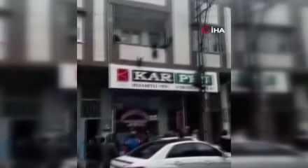 Yürekler ağza geldi! Gözü kara vatandaş direğe tırmanıp faciayı önledi