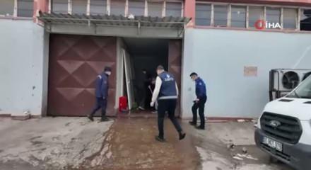 Adana’da depoya baskın: Mahalleyi saran kokunun kaynağı 25 kasa bozuk tavuk çıktı