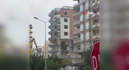 Ağır hasarlı bina korna sesiyle yerle bir oldu