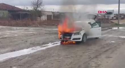 Aksaray’da seyir halindeki otomobil alev aldı