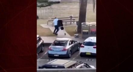 Avustralya'da kara pazar! Saldırganın üzerine atlayan kahraman adam kameralara yansıdı