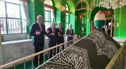 Bakan Ersoy cemevinde kanaat önderleriyle buluştu