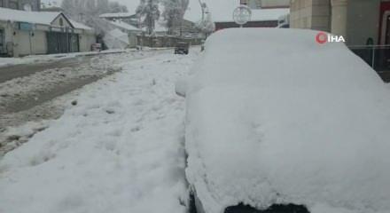 Beyaz örtüyle zorlu mücadele: Kar yağışı etkili oldu yollar kapandı!
