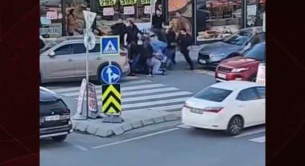 Beylikdüzü'nde sokak ortasında tekmeli yumruklu kavga çıktı