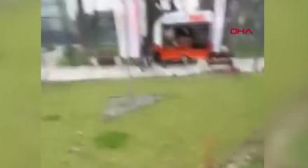 Bursa'da gençler birbirine girdi! Tekmeli yumruklu kavga kamerada