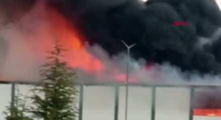 Denizli'de fabrika deposunda çıkan yangın söndürüldü