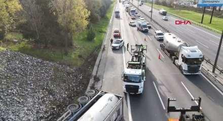 Esenyurt TEM Otoyolu'nda tanker devrildi; trafik yoğunluğu oluştu 
