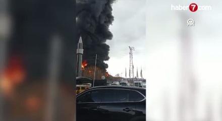 Fabrikada çıkan yangına müdahale ediliyor