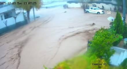 Irak'ta sel felaketi: 30 öğrencinin duvarın altında kalmaktan kıl payı kurtuldu