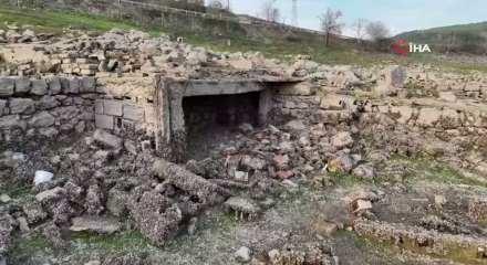 İstanbul'da kuraklığın en net görüntüsü: Barajdaki su seviyesi düşünce eski köy evleri ortaya çıktı