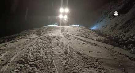  Kar nedeniyle yolda mahsur kalanlar ekiplerce kurtarıldı