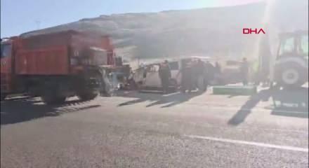 Malatya'da hafif ticari aracın TIR'a arkadan çarptığı kazada: 3 ölü 