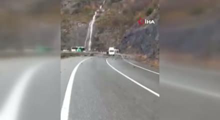 Minibüsün üzerine dev kayalar düştü, 3 kişi şans eseri kurtuldu