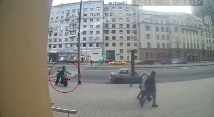 Moskova'da polis aracının çarptığı motosikletli hayatını kaybetti.