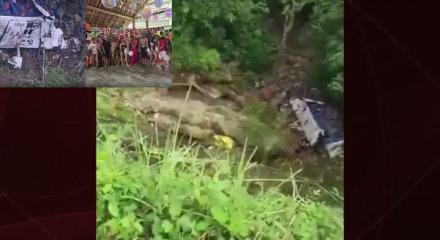 Kolombiya'da katliam gibi kaza! 20 metrelik u&ccedil;uruma yuvarlandı: 16 &ouml;l&uuml;