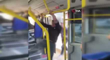 Bursa'da yolcu minibüsünü satırla bastı