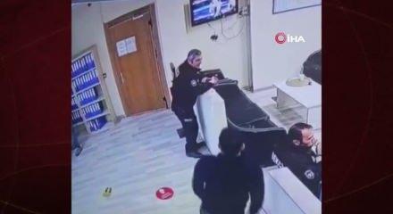 Polis merkezinde bir şahıs bekçiye saldırarak silahını almaya çalıştı