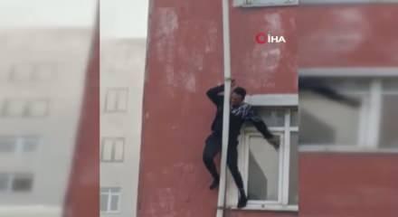 Sultangazi'de yangından kurtulmak için borulara tutunan adamın düştüğü anlar kamerada