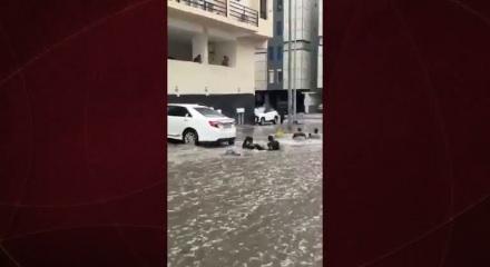 Suudi Arabistan'da şiddetli yağışlar sele yol açtı