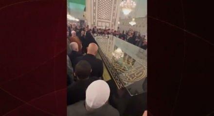 Tarihi anlar! Kutsal emanet Emevi Camii'ne ulaştı... 