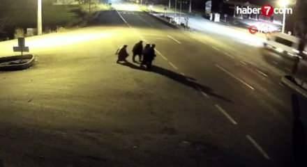 Uşak'ta feci kaza: Otomobilin çarptığı 3 kişi hayatını kaybetti