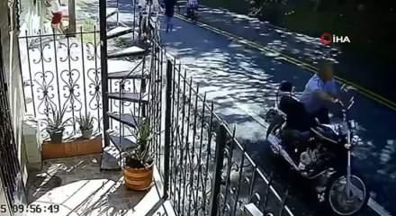 Yamaçtan kopan dev kayalar az kalsın faciaya neden oluyordu