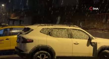 Yüksekova’da lapa lapa kar yağışı