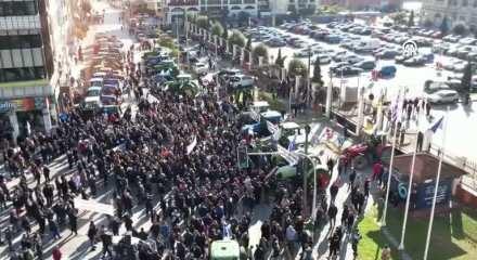 Yunanistan’da çiftçiler Selanik Limanı'nı kapattı protestolar büyüyor