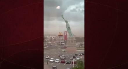 Brezilya'da şiddetli r&uuml;zgarın ardından replika &Ouml;zg&uuml;rl&uuml;k Heykeli devrildi.