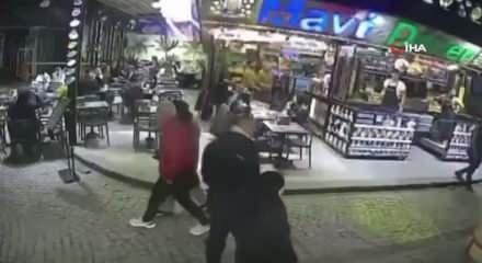 Fatih&rsquo;te b&uuml;fecilerin &lsquo;yer işgali&rsquo; kavgası kamerada