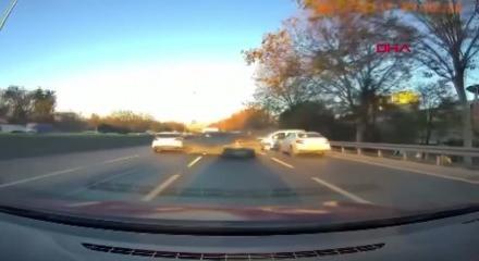 Esenler'de 4 aracın birbirine girdi! O anlar ara&ccedil; i&ccedil;i kamerasına yansıdı