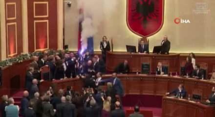 Arnavutluk&rsquo;ta milletvekilleri meşale yaktı, parlamento başkanına şişe fırlattı