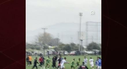 Aydın'da futbolcular ma&ccedil;ı bırakıp tekme tokat kavga etti