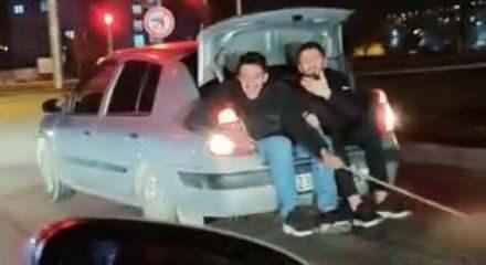 Bagaja oturup arızalanan arabayı elleriyle tuttukları iple çektiler