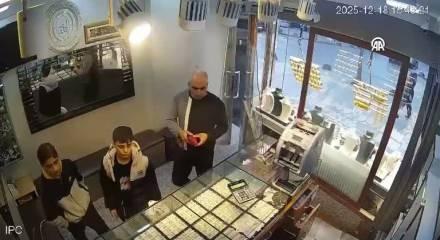 Bağcılar'da &ccedil;ocukların bulduğu altın dolu &ccedil;anta sahibine teslim edildi