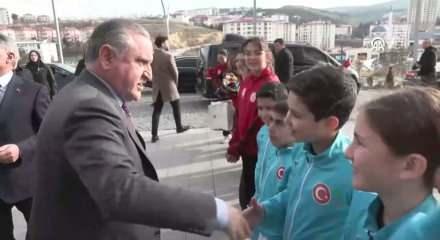 Bakan Bak: T&uuml;rkiye&rsquo;nin d&ouml;rt bir yanında spor tesisleri devrimi var