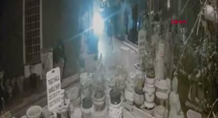 Beyoğlu&rsquo;nda telefon &ccedil;alan kapka&ccedil;ılar kameralara yakalandı