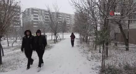 Bitlis'te eğitime kar engeli