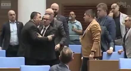  Bulgaristan Parlamentosu karıştı!