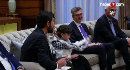 Cumhurbaşkanı Erdoğan, Gazze'deki soykırımı d&uuml;nyaya anlatan Ali Jadallah ile g&ouml;r&uuml;nt&uuml;l&uuml; g&ouml;r&uuml;şt&uuml;