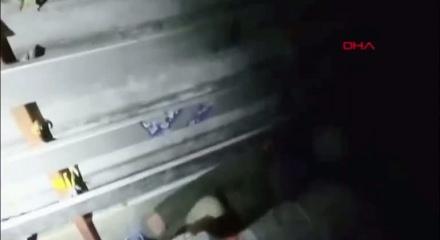 Demir y&uuml;kl&uuml; TIR'ın dorsesinden 37 ka&ccedil;ak g&ouml;&ccedil;men &ccedil;ıktı