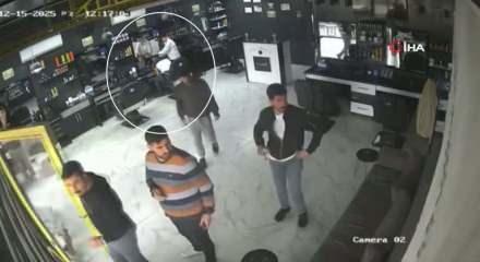 Depreme rağmen m&uuml;şterisinin sa&ccedil;ını yıkayan berber konuştu! Alıştık zaten depreme