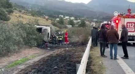 Devrilen tırda &ccedil;ıkan yangında 2 kişi hayatını kaybetti