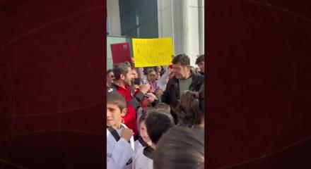 D&uuml;nya şampiyonasından madalya ile d&ouml;nd&uuml;, mesajla kovuldu