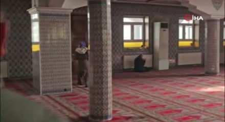 Elazığ&rsquo;da dilenciler camide saklanmaya &ccedil;alıştı