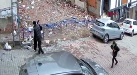 Eşini sokak ortasında d&ouml;v&uuml;p başına silah dayayan saldırgan koca tutuklandı