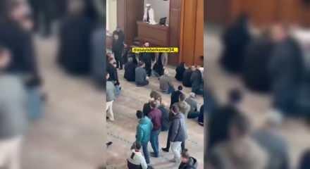 Camide pitbull paniği: Vaaz sırasında i&ccedil;eri girdi, cemaate korku dolu anlar yaşattı