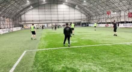 Gen&ccedil; kaleci &uuml;niversite masrafını halı sahada &ccedil;ıkarıyor