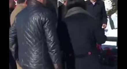 &Ouml;zg&uuml;r &Ouml;zel'in Kamer Gen&ccedil;'in mezarı başında rakı i&ccedil;tiği anlar ortaya &ccedil;ıktı